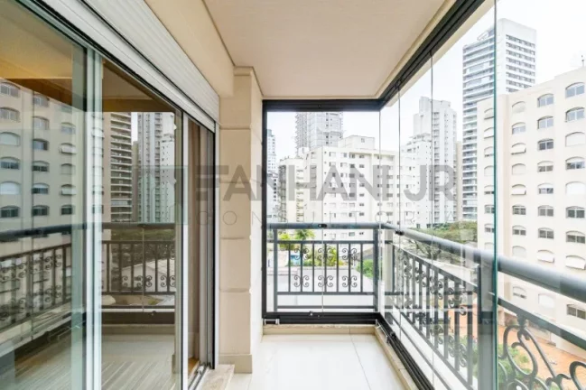 Imagem Com 273 m² de pura sofisticação, este imóvel conta com 4 quartos e 5 banheiros, sendo 4 suítes, incluindo uma suíte master com banheira e closet. Loc