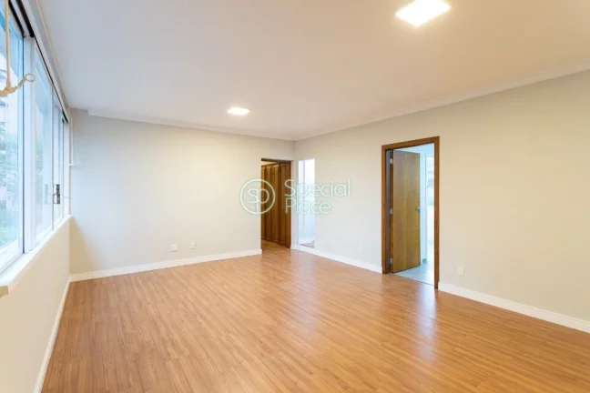 Imagem Apartamento com 134m² de área útil. São 3 dormitórios ( 1 suíte ) e 1 vaga de garagem. Living ...
