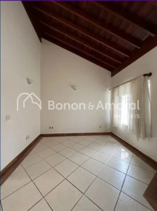 Imagem A casa possui um amplo espaço interno, com 3 quartos, sendo uma suíte com varanda, todos equipados...