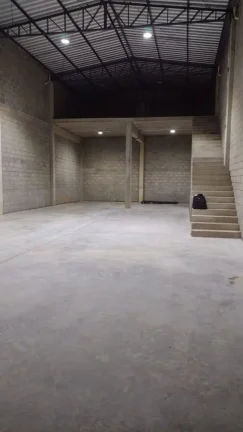 Imagem Barracão Comercial para Locação no Jardim Guarujá - Sorocaba-SP: 1 Sala, 2 Banheiros, 3 Vagas de Garagem - 270m²