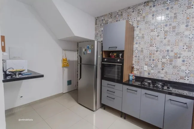 Imagem Com aproximadamente 180 m² de área construída, o imóvel conta com 4 quartos, sendo 1 suíte, ofe...