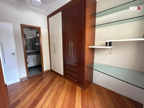 Imagem Apresentamos este amplo e sofisticado apartamento localizado na Praia da Costa, um dos endereços ma...