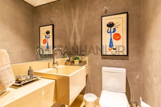 Imagem Com 273 m² de pura sofisticação, este imóvel conta com 4 quartos e 5 banheiros, sendo 4 suítes, incluindo uma suíte master com banheira e closet. Loc