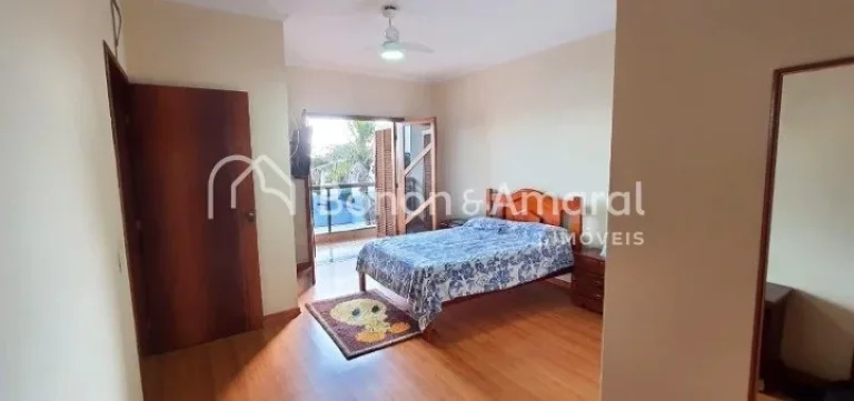 Imagem Excelente casa com 3 dormitórios, sendo 1 suíte com varanda, banheiro social, e um living amplo qu...