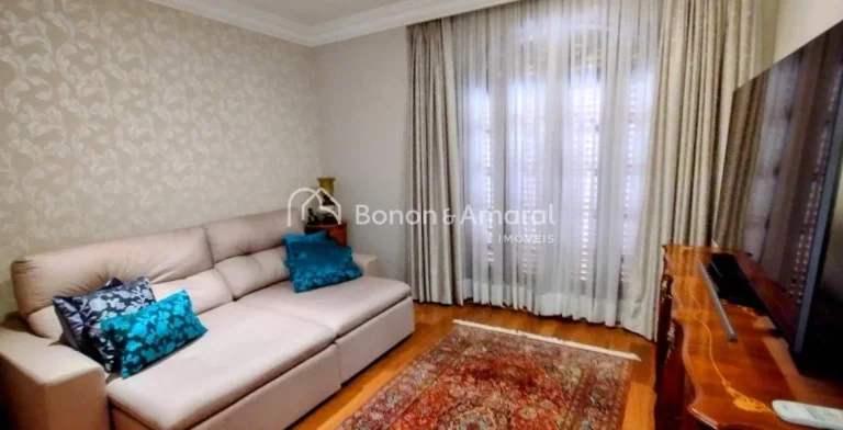 Imagem Apresentamos uma residência impressionante na Chácara Flora, em Valinhos, projetada pelo renomado ...