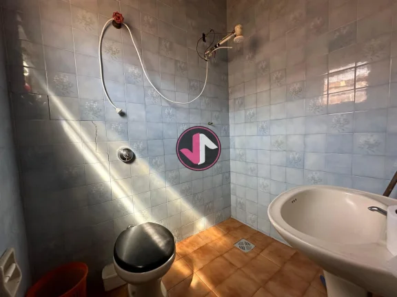 Imagem CASA DE ESQUINA PARA VENDA. casa muito bem localizada contento: -3 quartos sendo 1 suíte -sala de e...