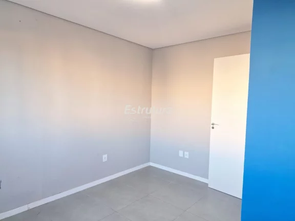 Charmosa Casa em Condomínio Fechado: 2 Dormitórios, Piscina e Lareira