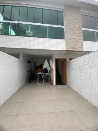 Imagem Casa sobreposta alta - 3 dormitórios (2 suites) sala c/ varanda gourmet e garagem p/ 2 carros - Embaré, Santos/SP