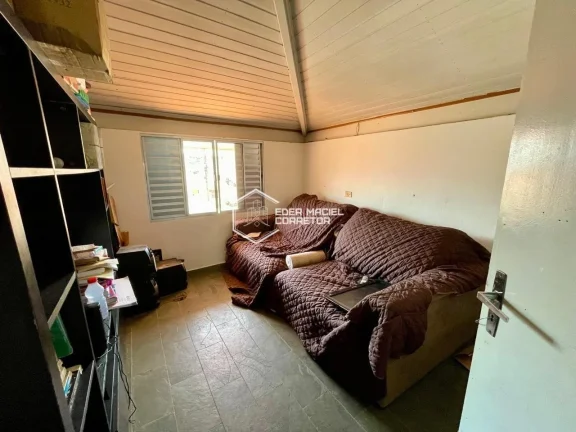 Imagem Esta excelente casa está situada a apenas 5 minutos da orla de Caraguatatuba, no bairro Poiares, um...