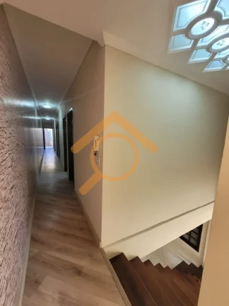 Imagem Residência de Luxo à Venda em Caieiras-SP: 4 Quartos, 1 Suíte, 2 Salas, 4 Banheiros, 2 Vagas de Garagem, 300m². Venha Conferir!