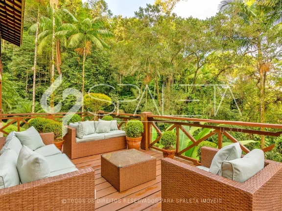 Imagem Aprecie o luxo e a tranquilidade no condomínio Iporanga, Guarujá: Casa exclusiva com ambientes espaçosos e vista deslumbrante