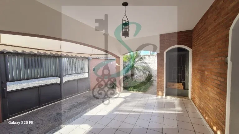 Imagem Venda de casa na Vila Nunes, Lorena. 3 dormitórios sendo 1 suíte, sala, cozinha com armários, área de serviço, 3 banheiros, 2 vagas de garagem cober