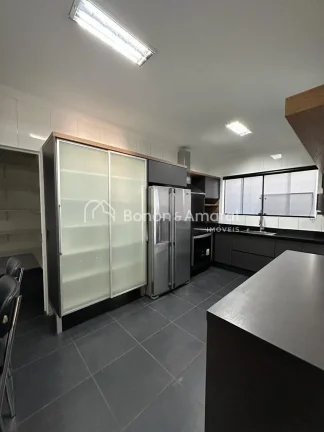 Imagem sta casa encantadora está situada em um ambiente tranquilo e seguro, proporcionando uma experiênci...