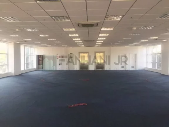 Imagem Venha se encantar com este imóvel de alto padrão, perfeito para sua empresa! Com uma fachada revestida em vidro sobre estrutura metálica, este prédio