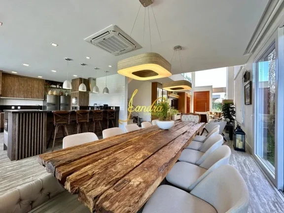 Imagem Belíssima Sobrado no Condomínio Enseada! Estilo Contemporâneo, composto por 05 suítes com sacada