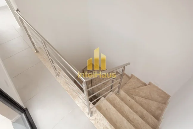 Imagem Excelente oportunidade para morar em um condomínio fechado no bairro Tingui, em Curitiba. Esta casa...