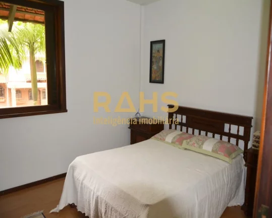 Imagem Linda Residência, no Condomínio Parc de France, Bairro Saguaçu. Arquitetura diferenciada, realiza...