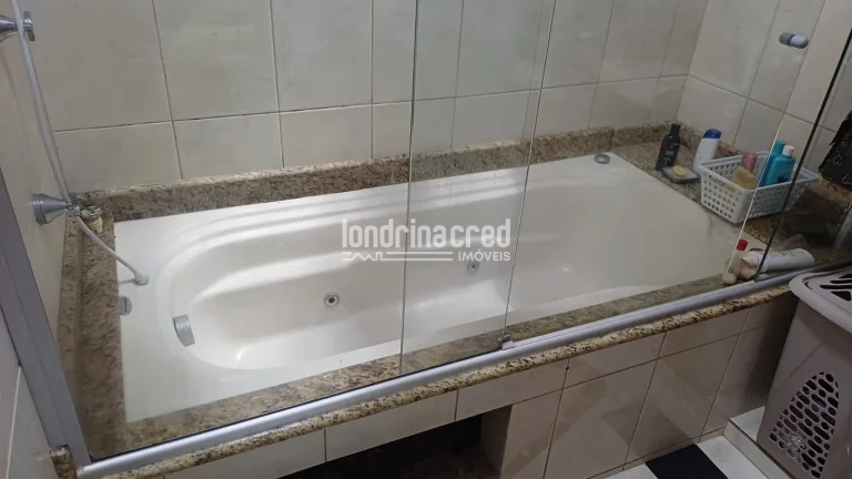 Imagem Casa com laje, 2 quartos (1 suíte com banheira), sala, copa e cozinha conjugadas, garagem para 2 carros, churrasqueira, portão eletrônico e ótima localização