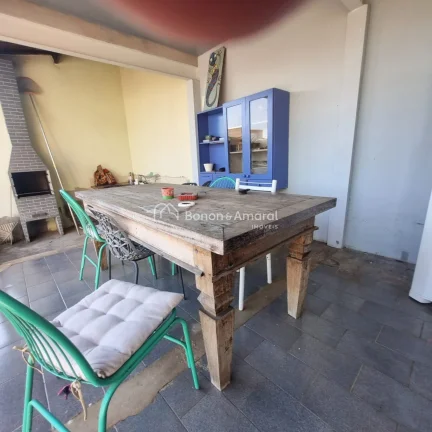 Imagem Encantadora casa em estilo colonial, do tipo sobrado, que une conforto, espaço e charme em cada det...