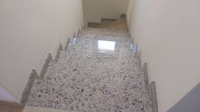 Imagem Sobrado com 200 metros quadrados aproximadamente, com três dormitórios, dois banheiros com aqueced...