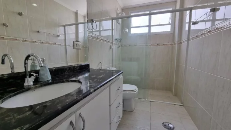 Imagem MARAVILHOSO APARTAMENTO NA PRAIA DE PITANGUEIRAS, 3 DORM. SENDO 1 SUÍTES, 1 VAGA DE GARAGEM, TOTALMENTE REFORMADO.