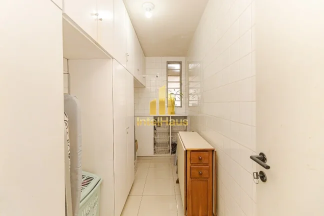 Imagem Esta residência se destaca pela planta generosa e ambientes amplos, oferecendo conforto, funcionali...