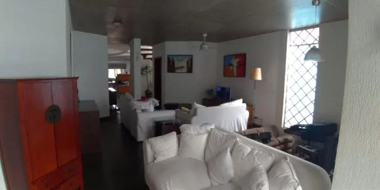 Imagem Casa de Luxo na Vila Ré: 3 Quartos, 3 Suítes, 5 Banheiros, 4 Vagas de Garagem e 426m² de Área em São Paulo-SP.
