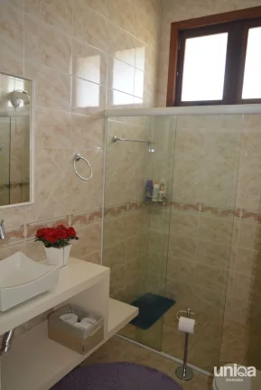 Imagem Casa em Camobi com 05 dormitórios, suíte master, lareira, piscina