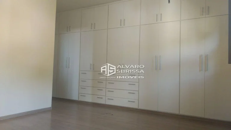 Imagem Casa estilo colonial, possui 3 suítes com ar condicionado e armários. Condomínio Portella Itu SP