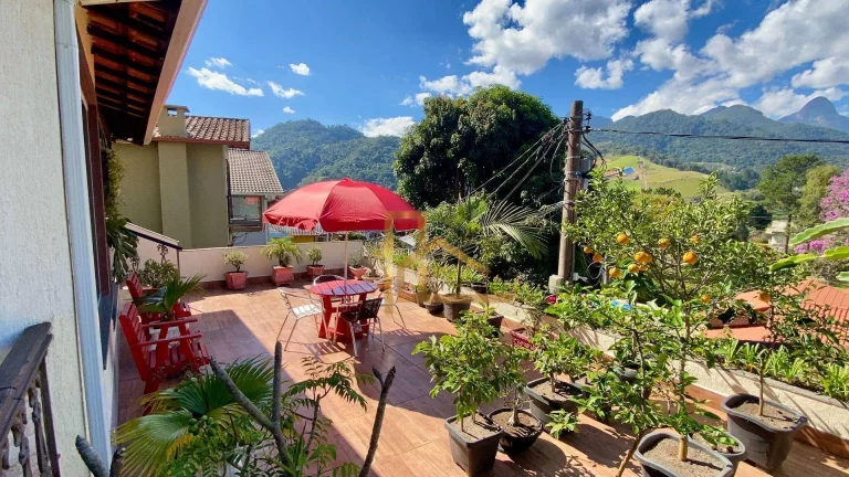 Imagem Aconchegante casa com 3 quartos em condomínio Clube, com Vista Perene Para a Mulher de Pedras em Vargem Grande Teresópolis-RJ.