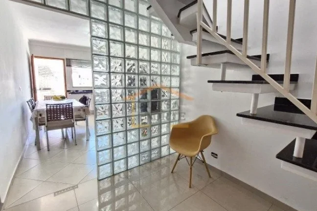 Imagem Sobrado residencial com 92m². O imóvel possui sala bem iluminada, cozinha com armários planejados...