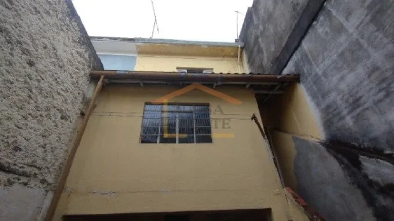 Imagem Casa antiga 2 dormitórios, 1 banheiro, 
1 vaga de garagem e cômodos amplos. Imóvel precisa de ref...