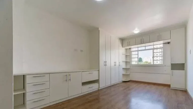 Imagem Kit a duas quadras do metr...ocirc; Santos/Imigrantes linha verde. Localizado na Rua Vergueiro, poss...
