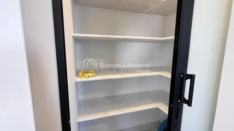 Imagem Suítes: 3 suítes, sendo:
2 Suítes com Closet: Oferecendo espaço extra para organização.
1 Suí...