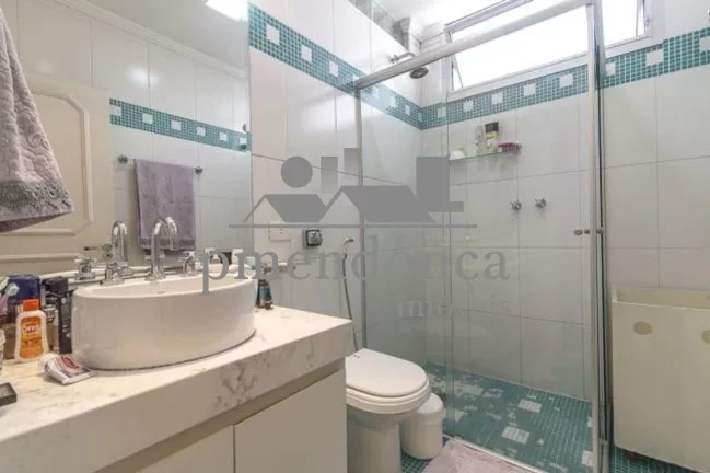 Imagem Apartamento um por andar, 265m² útil, living para 03 ambientes, piso de tábuas largas corridas de...