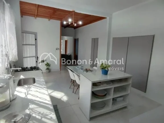 Imagem Casa à venda com 3 dormitórios, ampla sala de estar, cozinha, 2 banheiros (sendo 1 de empregada), ...