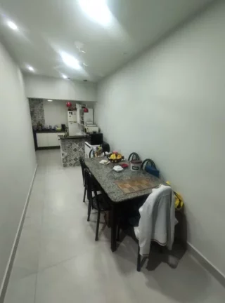 Imagem Casa à venda de 2 dormitórios na Vila Caiçara em Praia Grande-SP, com 96,13m² distribuídos em sala ampla, cozinha americada, 2 dormitórios sendo 1 suíte, banheiro social, área de serviço e 1 vaga de garagem. Aceita financiamento bancário. *As informações 