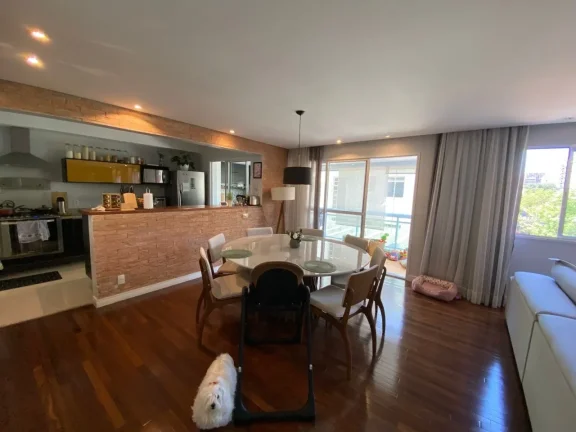 Imagem Apartamento com 3 suítes com marcenaria impecável, piso de madeira, ar condicionado e varanda gour...