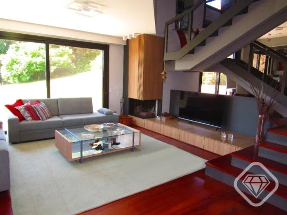 Imagem Casa de luxo em condomínio, 4 dormitórios, suíte máster, dois terrenos, ampla área verde e pisc...