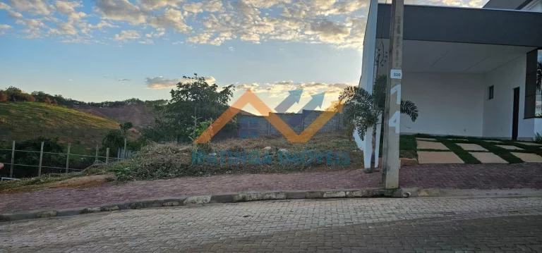 Imagem Seu refúgio de tranquilidade e segurança espera por você! Viva cercado pela natureza e com toda a segurança que um condomínio fechado pode oferecer! Este lote de 339m² é perfeito para construir o lar