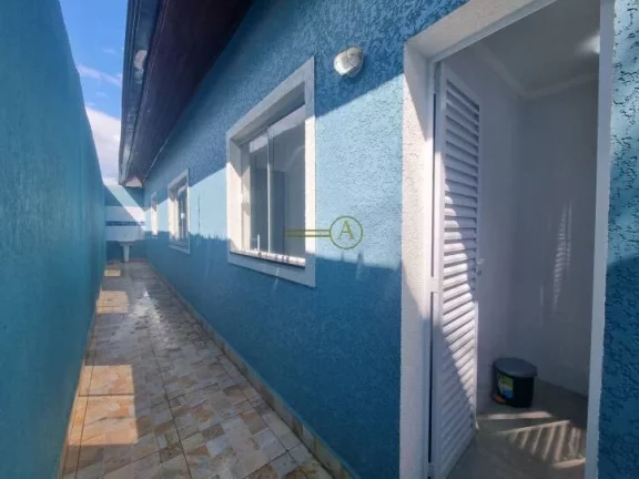 Imagem Casa térrea, alto padrão, de esquina e apenas 150 metros da praia, à venda