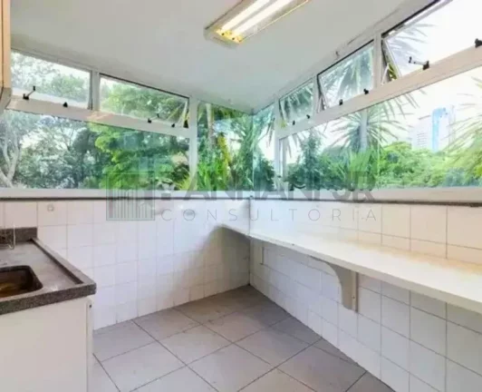 Imagem Casa Comercial para Locação no Jardim Europa, São Paulo-SP: 6 Salas, 4 Banheiros, 10 Vagas de Garagem, 1.003m² de Área.