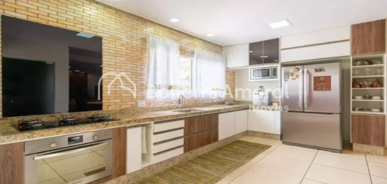 Imagem Esta charmosa casa está disponível para venda em um condomínio tranquilo na cidade de Valinhos. E...