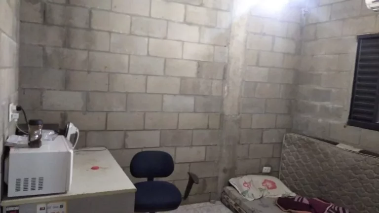 Imagem Barracão Comercial com 150 metros com 01 dormitório, cozinha e banheiro social. Varias vagas de ga...