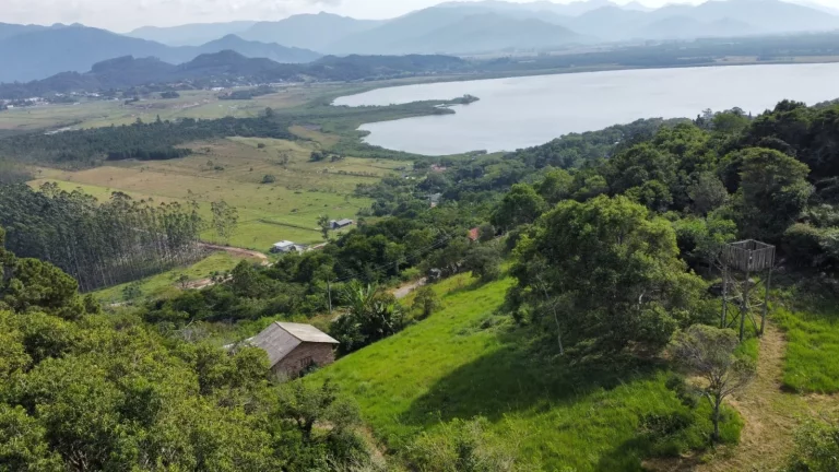 Terreno de 800m² à venda em condomínio exclusivo em Paulo Lopes-SC - Imperdível!
