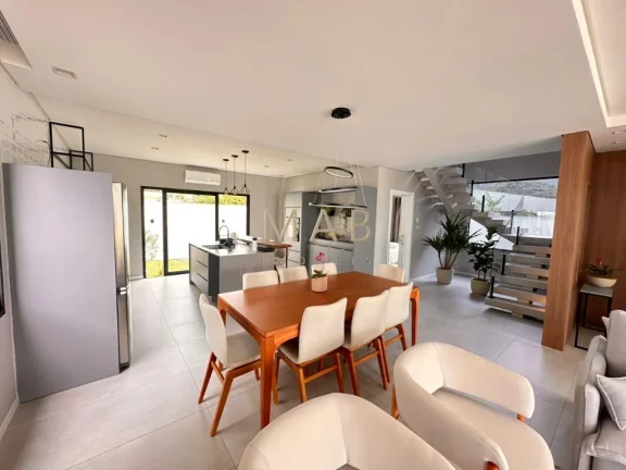 Imagem Te convido para conhecer seu mais novo lar!! Casa com 4 dormitórios sendo 1 suíte, SEMIMOBILIADA, para Venda no Bairro Rio Vermelho em Florianópolis!