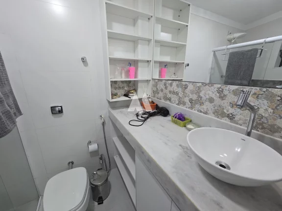 Imagem Oportunidade Única! Casa Sobreposta Baixa, Isolada, 3 Suítes e Localização Privilegiada!