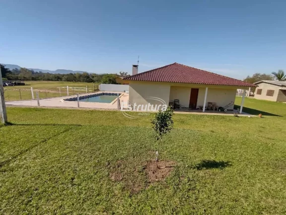 Oportunidade de Investimento 4 casas e 3 hectares de terra, possibilidade de con