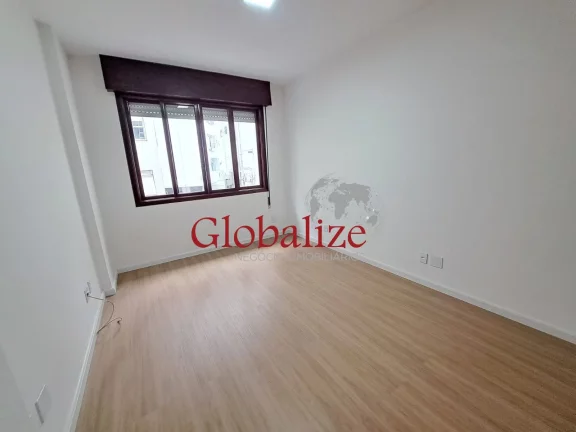 Imagem Apartamento à venda com 109m², 3 quartos, 2 banheiros, elevador, 1 quadra da praia por R$590.000,00 no Boqueirão em Santos