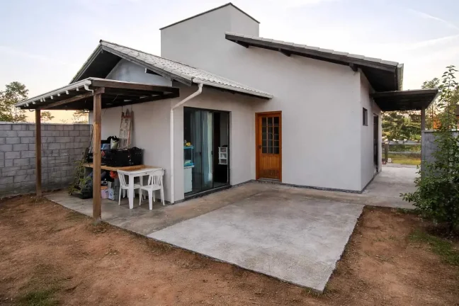 Imagem Casa com 2 dormitórios sendo 2 suítes e 1 vaga de garagem em Governador Celso Ramos/SC